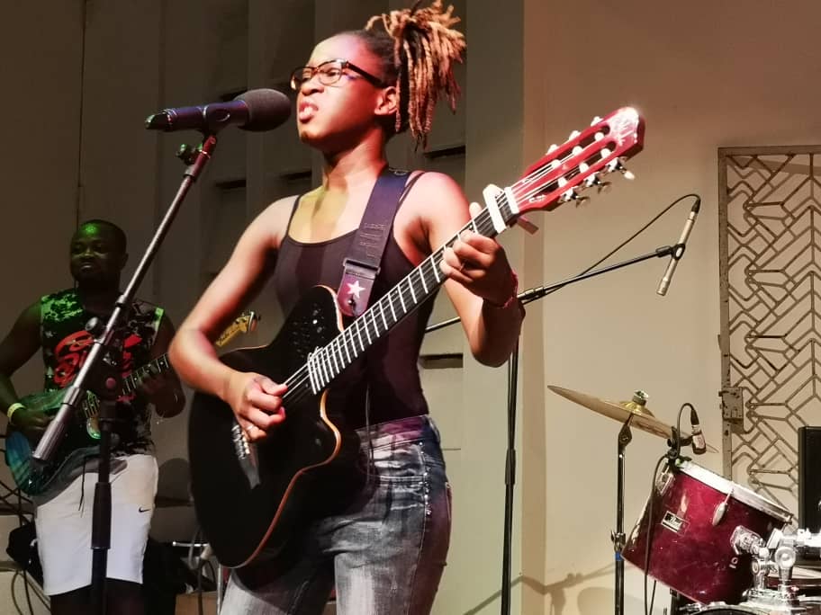 Céline Banza, un concert sobre mais réussi